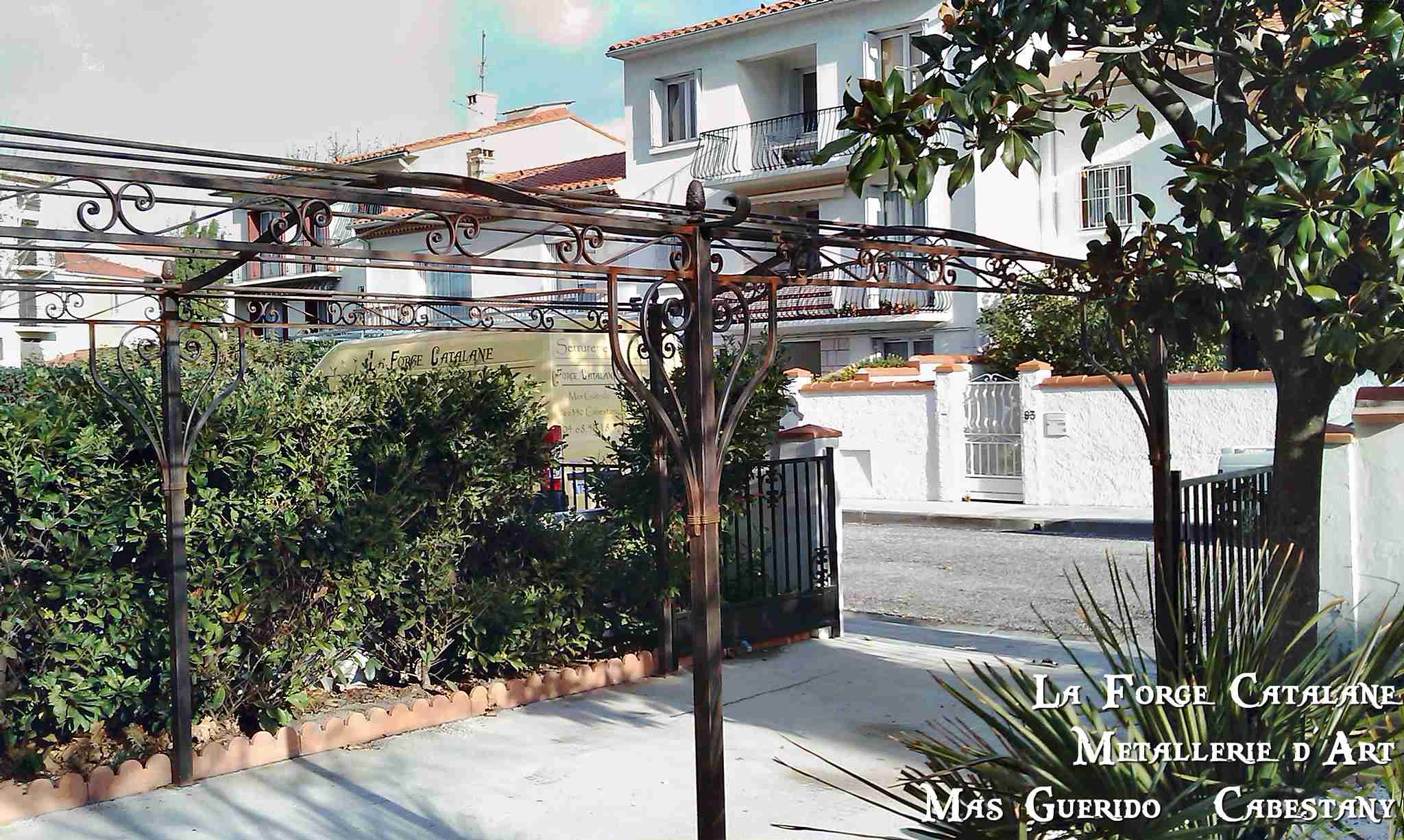 detail pied tonnelle ouvragee volutes forge catalane 1.jpg